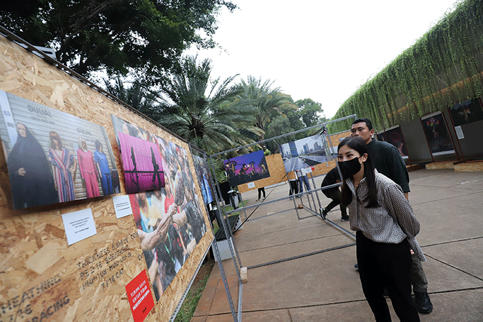 Wakil Menteri Pariwisata dan Ekonomi Kreatif Angela Tanoesoedibjo mengunjungi pameran foto jurnalistik Rekam Jakarta 24+.