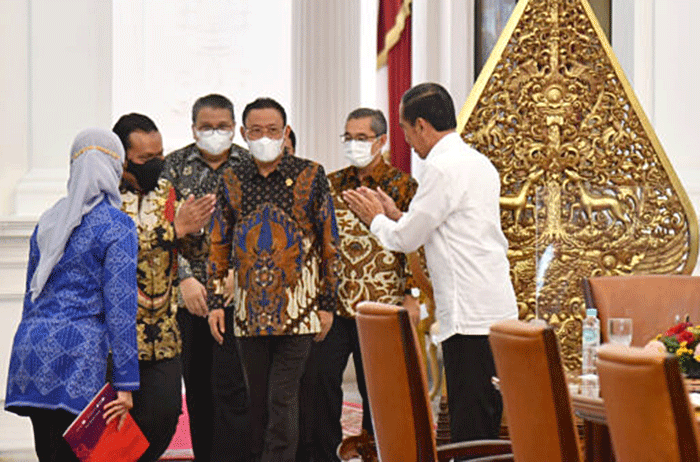 Presiden Joko Widodo menerima Ikhtisar Hasil Pemeriksaan Semester (IHPS) I Tahun 2022 yang diserahkan oleh Ketua Badan Pemeriksa Keuangan (BPK).