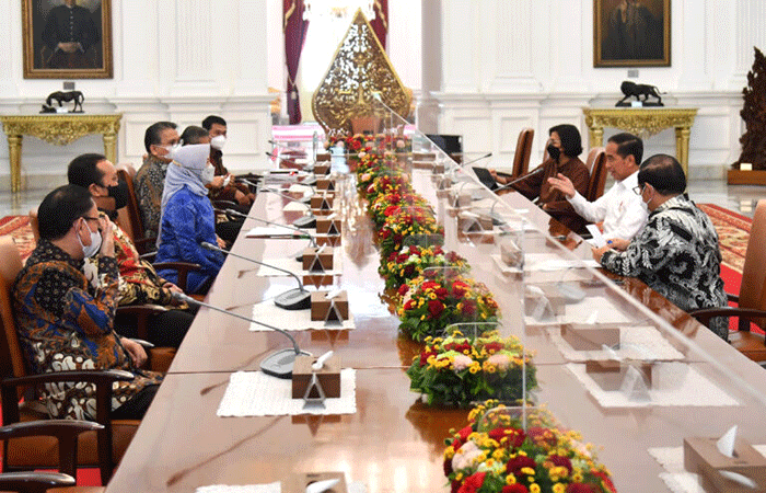 Presiden Joko Widodo menerima Ikhtisar Hasil Pemeriksaan Semester (IHPS) I Tahun 2022 yang diserahkan oleh Ketua Badan Pemeriksa Keuangan (BPK).