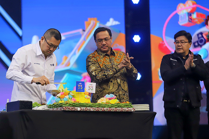 Executive Chairman MNC Group Hary Tanoesoedibjo melakukan pemotongan tumpeng saat acara MNC Group Anniversary Celebration 33 di Studio RCTI+.