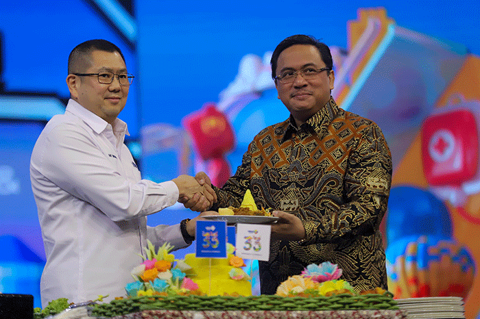 Executive Chairman MNC Group Hary Tanoesoedibjo melakukan pemotongan tumpeng saat acara MNC Group Anniversary Celebration 33 di Studio RCTI+.