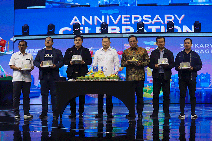 Executive Chairman MNC Group Hary Tanoesoedibjo melakukan pemotongan tumpeng saat acara MNC Group Anniversary Celebration 33 di Studio RCTI+.