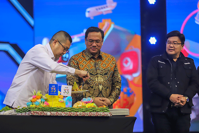 Executive Chairman MNC Group Hary Tanoesoedibjo melakukan pemotongan tumpeng saat acara MNC Group Anniversary Celebration 33 di Studio RCTI+.