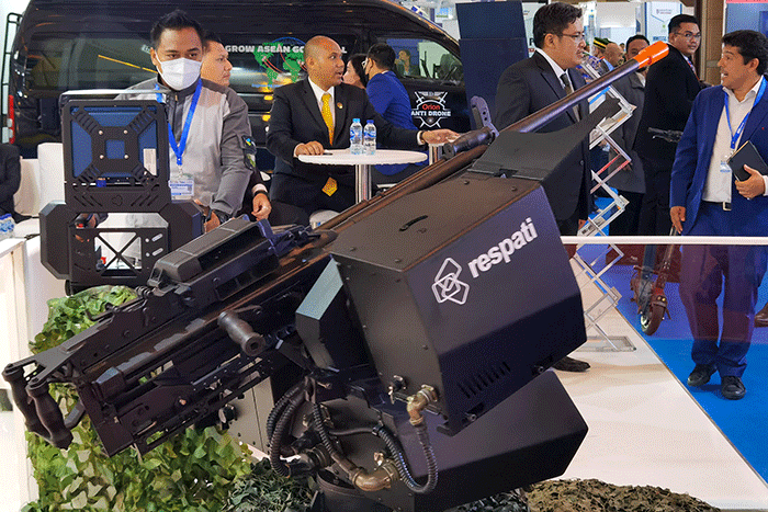 Pengunjung saat melihat Pameran industri pertahanan 2022 yang diikuti 905 perusahaan dari 59 negara yang mengambil tema 