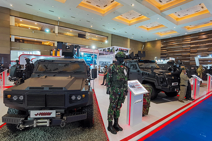 Pengunjung saat melihat Pameran industri pertahanan 2022 yang diikuti 905 perusahaan dari 59 negara yang mengambil tema 