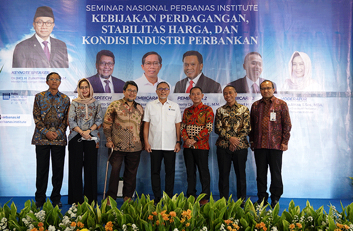 Mendag Zulkifli Hasan saat memberikan pidato kunci Seminar Nasional bertema “Kebijakan Perdagangan, Stabilitas Harga, dan Kondisi Industri Perbankan”.