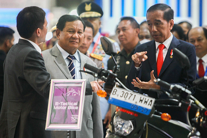 Presiden Joko Widodo (Jokowi) didampingi Menteri Pertahanan (Menhan) Prabowo Subianto saat meninjau Indo Defence 2022 Expo dan Forum.
