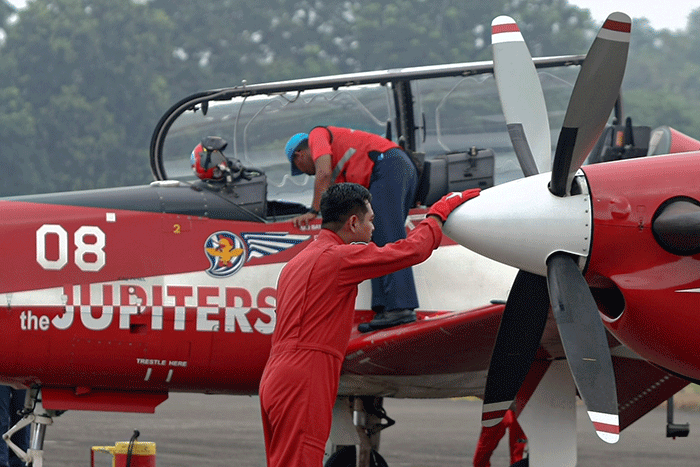 Aksi akrobatik The Jupiters meriahkan kegiatan Aerospace di Terminal Selatan Halim Perdana Kusumah, Jakarta Timur, Kamis (3/11/2022).