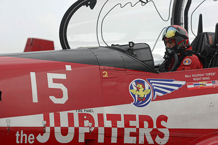 Aksi akrobatik The Jupiters meriahkan kegiatan Aerospace di Terminal Selatan Halim Perdana Kusumah, Jakarta Timur, Kamis (3/11/2022).