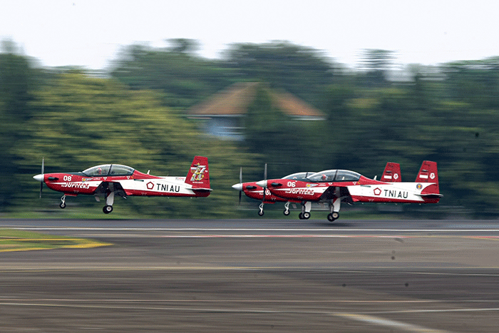 Aksi akrobatik The Jupiters meriahkan kegiatan Aerospace di Terminal Selatan Halim Perdana Kusumah, Jakarta Timur, Kamis (3/11/2022).