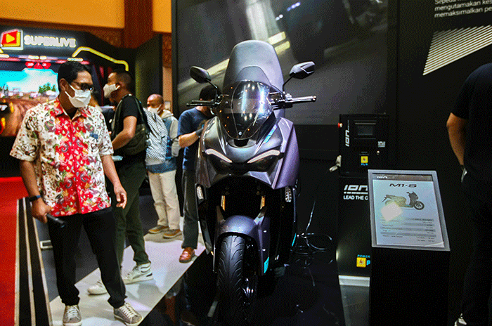 Pengunjung saat melihat sepeda motor listrik yang dipamerkan dalam acara Indonesia Motorcycle Show (IMOS) 2022 di Jakarta Convention Center (JCC).