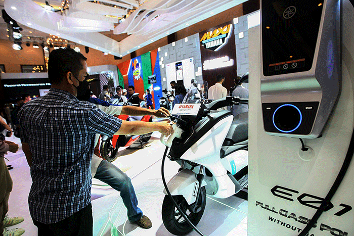 Pengunjung saat melihat sepeda motor listrik yang dipamerkan dalam acara Indonesia Motorcycle Show (IMOS) 2022 di Jakarta Convention Center (JCC).