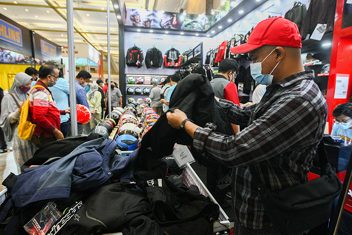 Pengunjung saat melihat koleksi perlengkapan dan aksesoris sepeda motor di Indonesia Motorcycle Show (IMOS) 2022 Jakarta Convention Center (JCC).