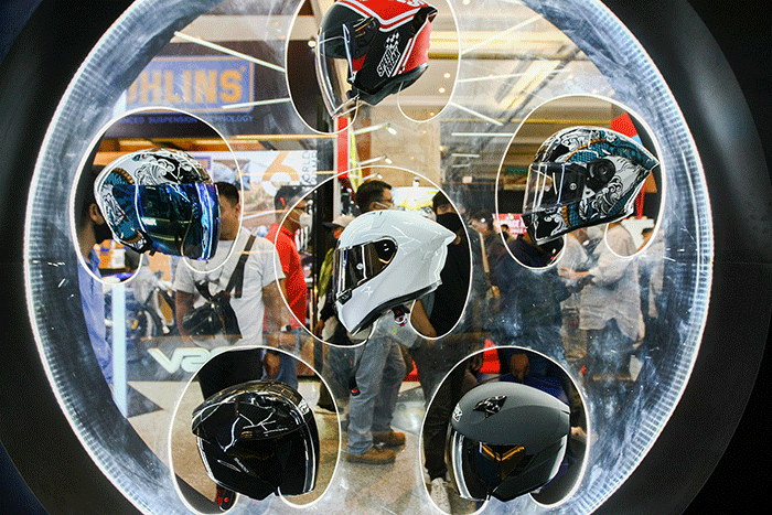 Pengunjung saat melihat koleksi perlengkapan dan aksesoris sepeda motor di Indonesia Motorcycle Show (IMOS) 2022 Jakarta Convention Center (JCC).