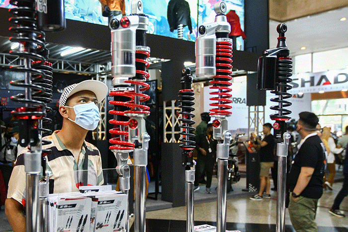 Pengunjung saat melihat koleksi perlengkapan dan aksesoris sepeda motor di Indonesia Motorcycle Show (IMOS) 2022 Jakarta Convention Center (JCC).