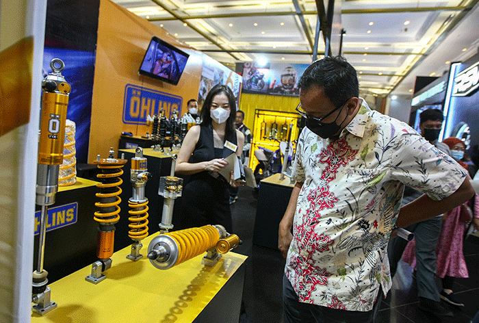 Pengunjung saat melihat koleksi perlengkapan dan aksesoris sepeda motor di Indonesia Motorcycle Show (IMOS) 2022 Jakarta Convention Center (JCC).