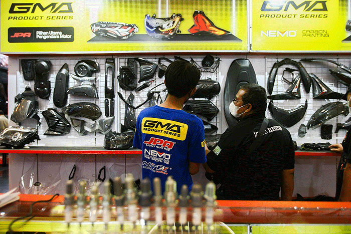 Pengunjung saat melihat koleksi perlengkapan dan aksesoris sepeda motor di Indonesia Motorcycle Show (IMOS) 2022 Jakarta Convention Center (JCC).