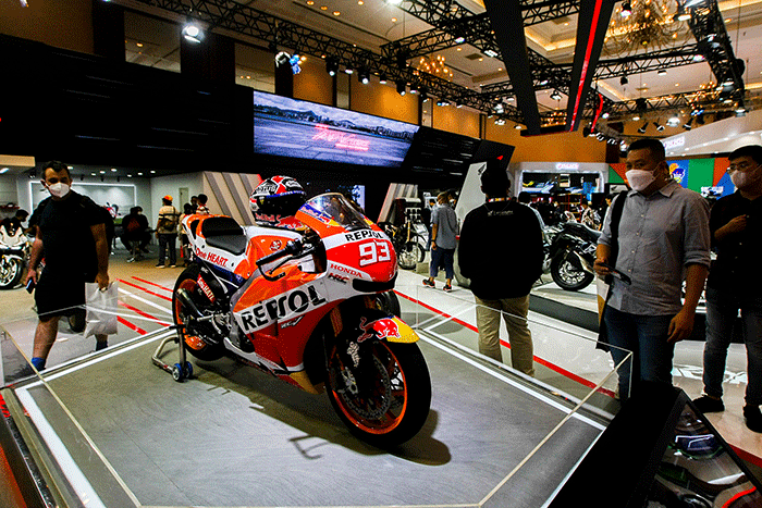 Pengunjung memfoto replika motor pembalap Moto Gp Marq Marquez di Indonesia Motorcycle Show (IMOS) 2022 Jakarta Convention Center (JCC), Senayan.