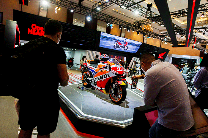 Pengunjung memfoto replika motor pembalap Moto Gp Marq Marquez di Indonesia Motorcycle Show (IMOS) 2022 Jakarta Convention Center (JCC), Senayan.
