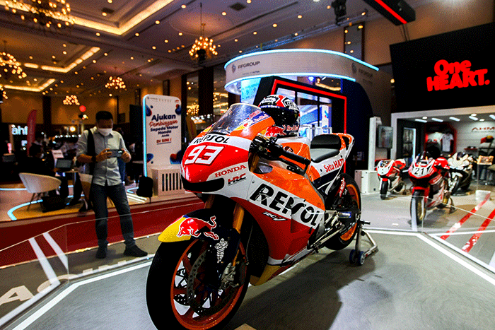 Pengunjung memfoto replika motor pembalap Moto Gp Marq Marquez di Indonesia Motorcycle Show (IMOS) 2022 Jakarta Convention Center (JCC), Senayan.