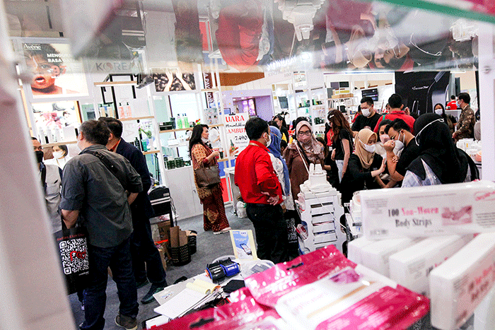 Pengunjung saat melihat produk kecantikan Cosmobeaute Indonesia 2022 menghadirkan lebih dari 600 brand dan 200 perusahaan.