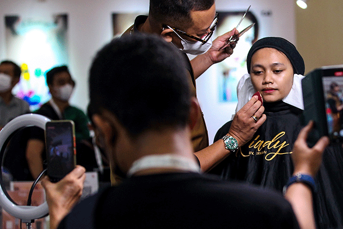 Pengunjung saat melihat produk kecantikan Cosmobeaute Indonesia 2022 menghadirkan lebih dari 600 brand dan 200 perusahaan.