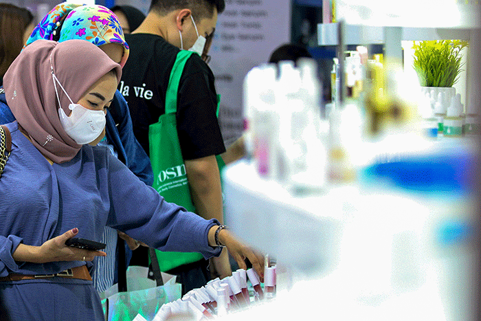 Pengunjung saat melihat produk kecantikan Cosmobeaute Indonesia 2022 menghadirkan lebih dari 600 brand dan 200 perusahaan.
