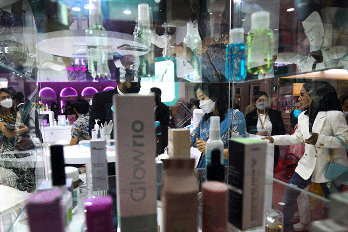 Pengunjung saat melihat produk kecantikan Cosmobeaute Indonesia 2022 menghadirkan lebih dari 600 brand dan 200 perusahaan.