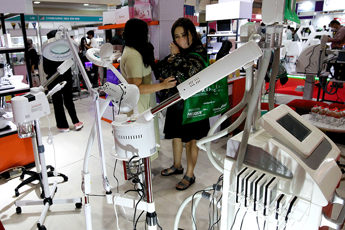 Pengunjung saat melihat produk kecantikan Cosmobeaute Indonesia 2022 menghadirkan lebih dari 600 brand dan 200 perusahaan.