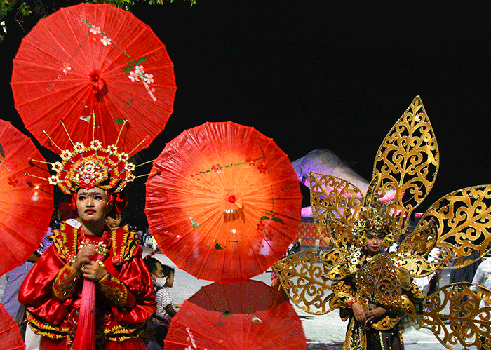 Peserta Rapat Kerja Nasional (Rakernas) IX Jaringan Kota Pusaka Indonesia (JKPI) mengikuti karnaval budaya di Pelataran Benteng Kuto Besak Palembang.