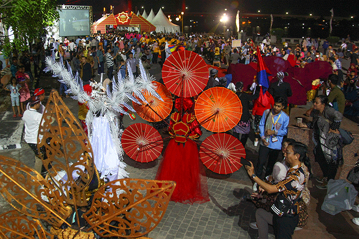 Peserta Rapat Kerja Nasional (Rakernas) IX Jaringan Kota Pusaka Indonesia (JKPI) mengikuti karnaval budaya di Pelataran Benteng Kuto Besak Palembang.