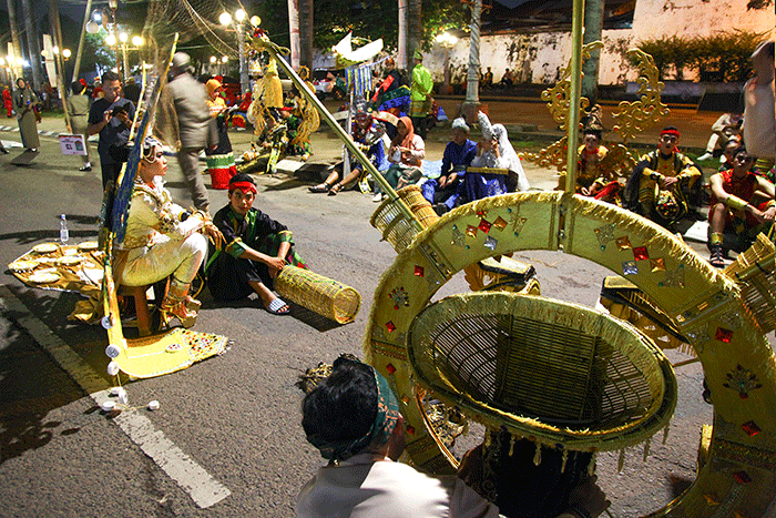 Peserta Rapat Kerja Nasional (Rakernas) IX Jaringan Kota Pusaka Indonesia (JKPI) mengikuti karnaval budaya di Pelataran Benteng Kuto Besak Palembang.