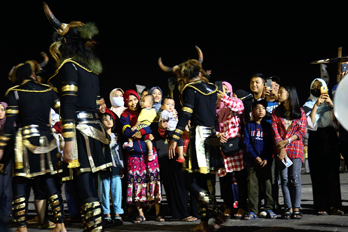 Peserta Rapat Kerja Nasional (Rakernas) IX Jaringan Kota Pusaka Indonesia (JKPI) mengikuti karnaval budaya di Pelataran Benteng Kuto Besak Palembang.
