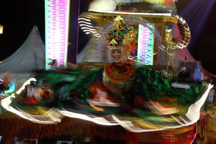 Peserta Rapat Kerja Nasional (Rakernas) IX Jaringan Kota Pusaka Indonesia (JKPI) mengikuti karnaval budaya di Pelataran Benteng Kuto Besak Palembang.