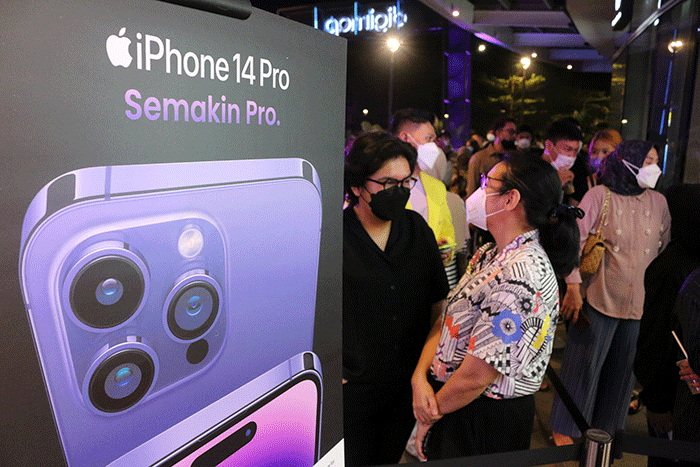 Ratusan orang antre untuk membeli iPhone 14 Pro terbaru di Digimap Pondok Indah Mal 3, Jakarta Selatan, Jumat (4/11/2022).
