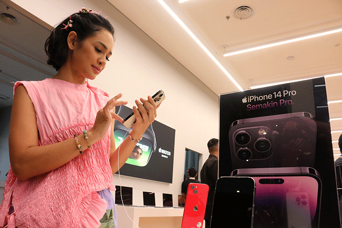 Ratusan orang antre untuk membeli iPhone 14 Pro terbaru di Digimap Pondok Indah Mal 3, Jakarta Selatan, Jumat (4/11/2022).
