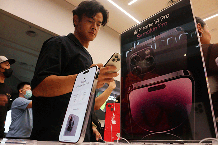 Ratusan orang antre untuk membeli iPhone 14 Pro terbaru di Digimap Pondok Indah Mal 3, Jakarta Selatan, Jumat (4/11/2022).