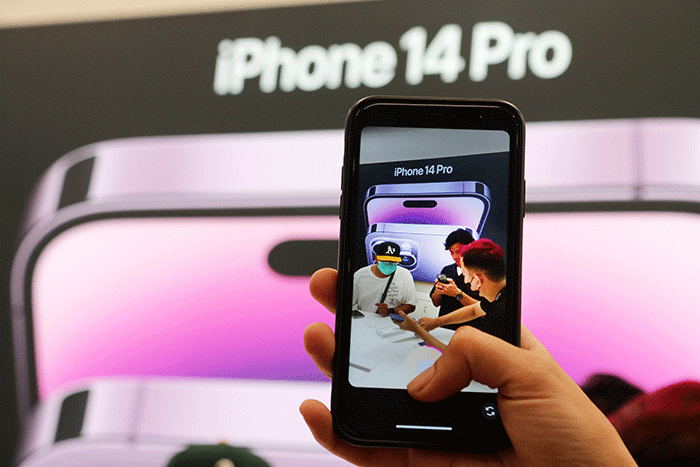 Ratusan orang antre untuk membeli iPhone 14 Pro terbaru di Digimap Pondok Indah Mal 3, Jakarta Selatan, Jumat (4/11/2022).