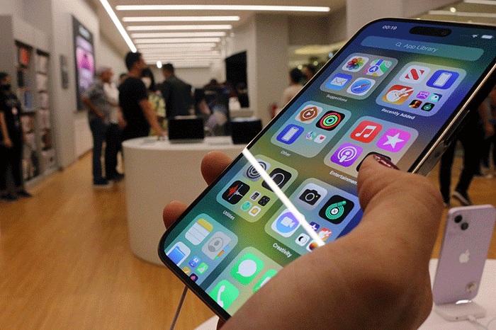 Ratusan orang antre untuk membeli iPhone 14 Pro terbaru di Digimap Pondok Indah Mal 3, Jakarta Selatan, Jumat (4/11/2022).