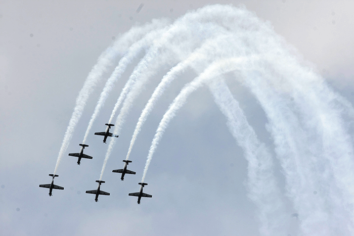 Sejumlah pesawat Jupiter Aerobatic Team (JAT) melakukan aksi akrobatik saat berlangsungnya Indo Aerospace 2022 di Terminal Selatan, Halim Perdanakusuma.