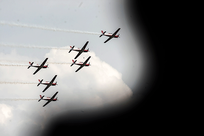 Sejumlah pesawat Jupiter Aerobatic Team (JAT) melakukan aksi akrobatik saat berlangsungnya Indo Aerospace 2022 di Terminal Selatan, Halim Perdanakusuma.