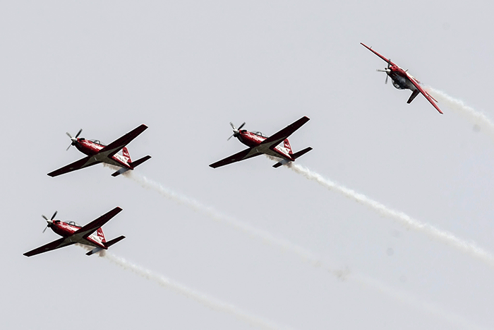 Sejumlah pesawat Jupiter Aerobatic Team (JAT) melakukan aksi akrobatik saat berlangsungnya Indo Aerospace 2022 di Terminal Selatan, Halim Perdanakusuma.