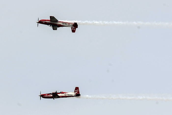 Sejumlah pesawat Jupiter Aerobatic Team (JAT) melakukan aksi akrobatik saat berlangsungnya Indo Aerospace 2022 di Terminal Selatan, Halim Perdanakusuma.