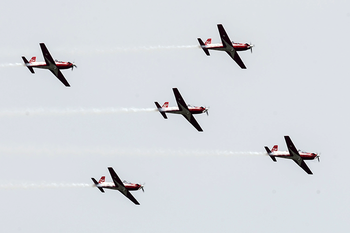 Sejumlah pesawat Jupiter Aerobatic Team (JAT) melakukan aksi akrobatik saat berlangsungnya Indo Aerospace 2022 di Terminal Selatan, Halim Perdanakusuma.