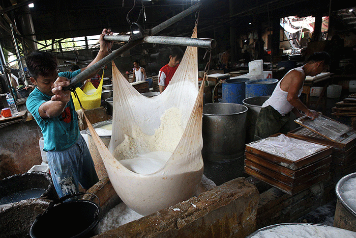 Pekerja menyelesaikan pembuatan tahu di pabrik rumahan kawasan Duren Tiga, Jakarta, Jumat (4/11/2022).