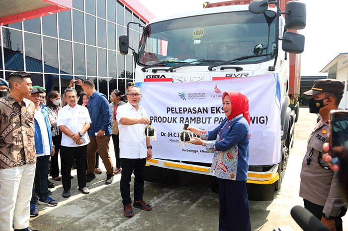 Mendag Zulkifli Hasan menghadiri acara Pelepasan Ekspor Rambut Palsu PT Victoria Beauty Industrial di Kabupaten Purbalingga, Jawa Tengah.