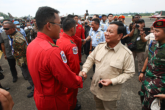 Menteri Pertahanan Prabowo Subianto (tengah) didampingi Kepala Staf Angkatan Udara Marsekal TNI Fadjar Prasetyo (kanan) saat melihat pesawat tempur Rafale.