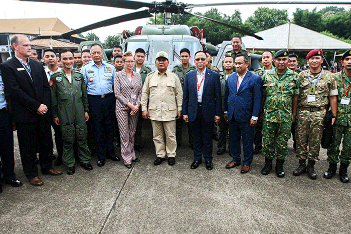 Menteri Pertahanan Prabowo Subianto (tengah) didampingi Kepala Staf Angkatan Udara Marsekal TNI Fadjar Prasetyo (kanan) saat melihat pesawat tempur Rafale.