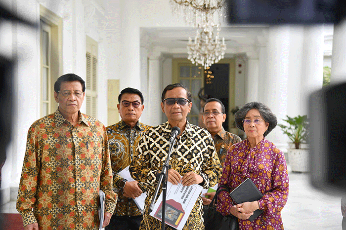 Presiden Joko Widodo didampingi Menteri Sekretaris Negara Pratikno menerima Dewan Gelar, Tanda Jasa, dan Tanda Kehormatan, di Istana Kepresidenan Bogor.