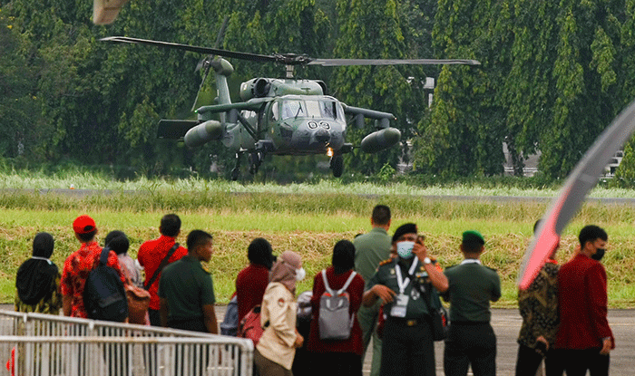 Helikopter S-70 Black Hawk Royal Brunei Air Force unjuk kebolehan saat berlangsungnya Indo Aerospace Expo & Forum 2022 di Terminal Selatan Halim Perdanakusuma.